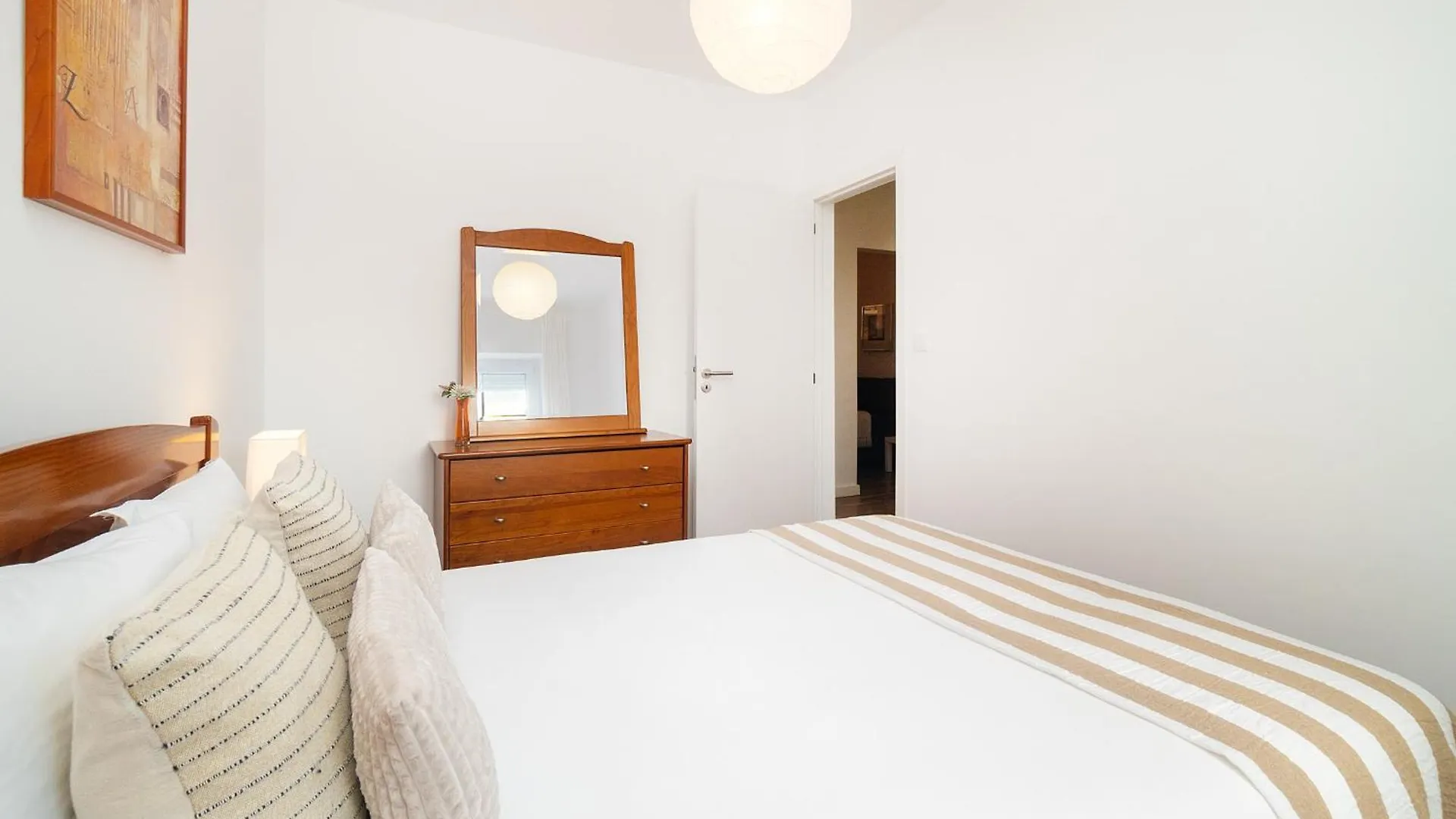 Whome Cozy Stay Steps Away From The Train Station Queluz Apartment