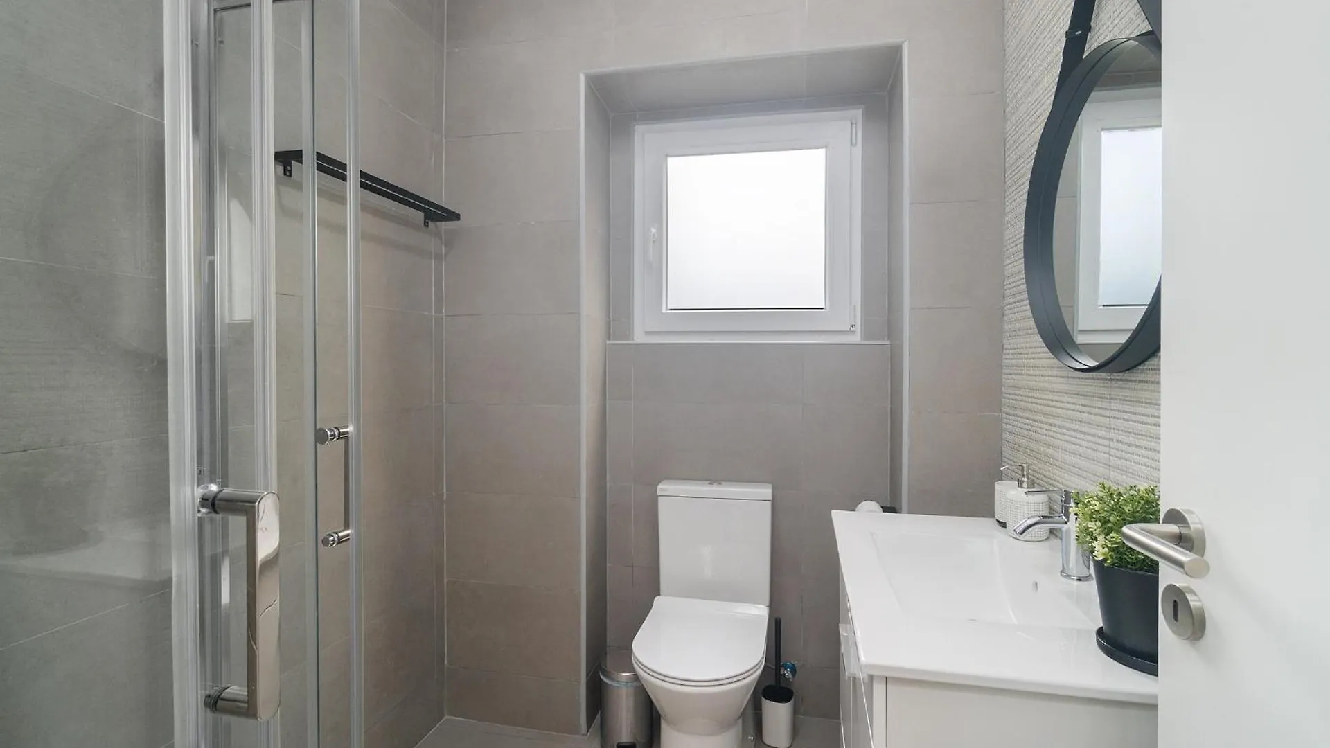 Whome Cozy Stay Steps Away From The Train Station Queluz